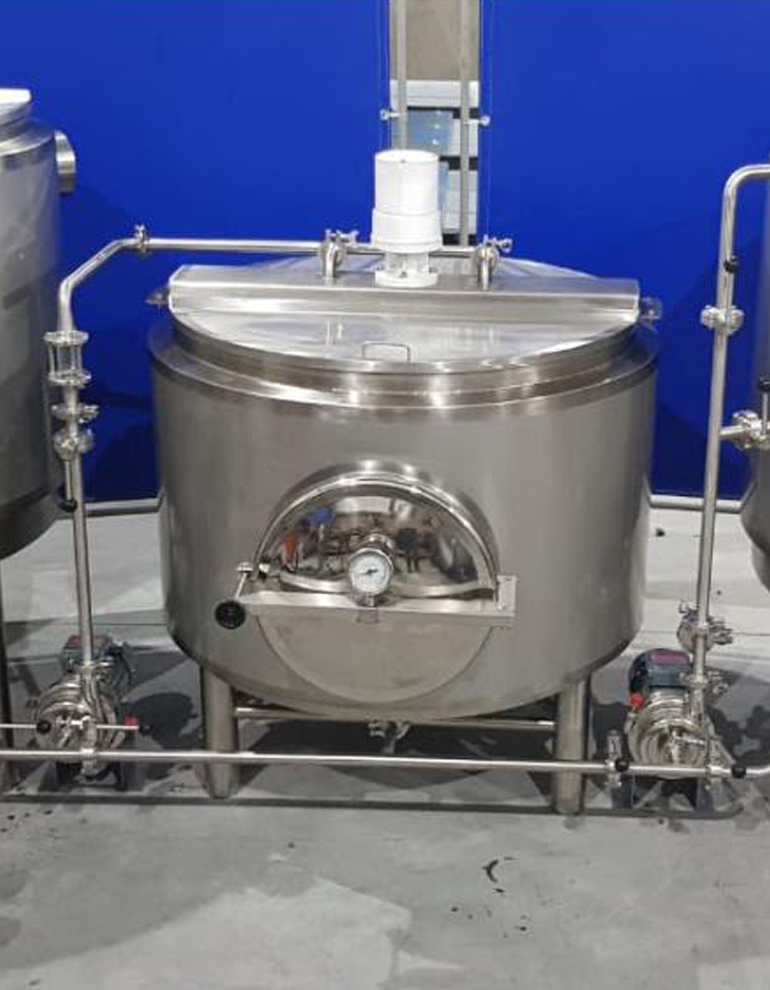 Tanque de proceso con manómetro y válvulas sanitarias