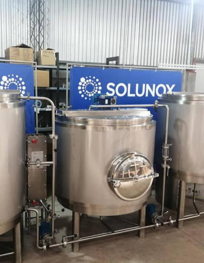 Planta de elaboración con tanques de acero inoxidable SOLUNOX